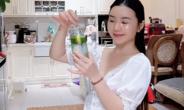 U40, Quỳnh Kool vẫn khiến CĐM ngưỡng mộ, quay vlog daily life đầy điệu đà, sang chảnh như công chúa