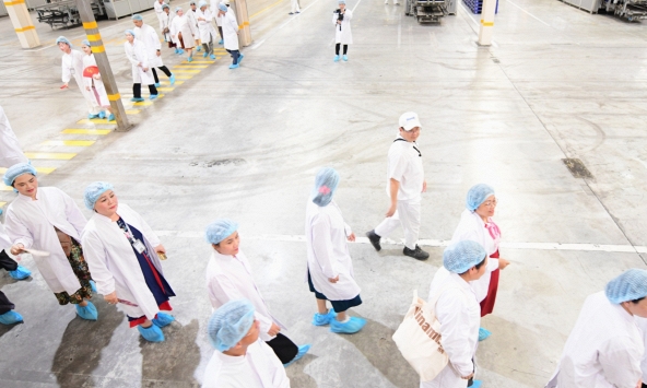 Vinamilk đón thế hệ 'đồng niên' tham quan nhà máy với lời hứa chăm sóc sức khỏe bằng dinh dưỡng chất lượng