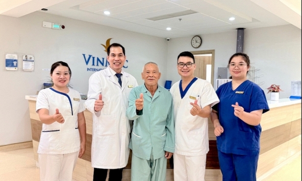 Vinmec Hạ Long cứu cụ ông 89 tuổi thoát nguy cơ suy thận bằng nội soi ít xâm lấn