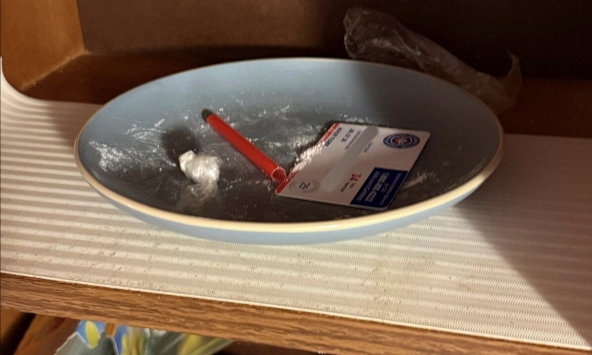 Cặp đôi bị bắt vì bỏ mặc 3 con nhỏ trong khách sạn, bé 6 tháng tuổi dương tính với cocaine