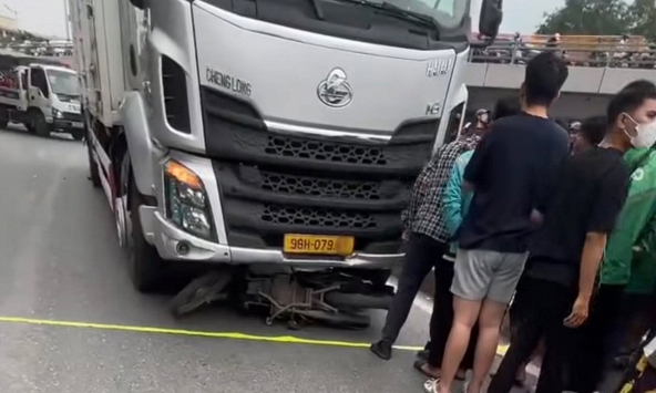 Hà Nội: Hiện trường vụ tai nạn khiến cô gái tử vong dưới gầm xe tải