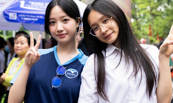 Kết thúc môn Toán thi tốt nghiệp THPT 2026: Thí sinh cười tươi, đề năm nay 'nhẹ đô' hơn năm ngoái