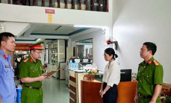 Lệnh khám xét khẩn cấp nơi ở, nơi làm việc của hai Giám đốc Nguyễn Thị Thanh Huyền và Khuất Tiến Minh