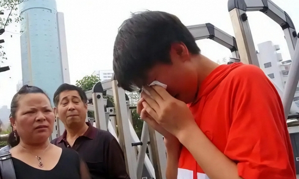 Nam sinh là thủ khoa toàn tỉnh vẫn trượt nguyện vọng 1, nhà trường khẳng định: 'Chưa từng nhận được hồ sơ của em'