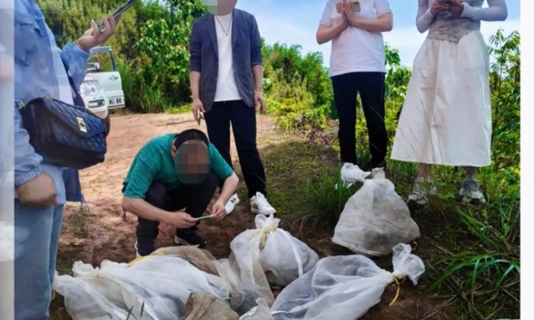 Người đàn ông mang 14 bao lưới lên núi mừng sinh nhật, dân làng khiếp vía khi thứ bên trong lao ra