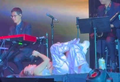 Mỹ Tâm sang Mỹ làm liveshow, nằm vắt chân chữ ngũ hát gây tranh cãi