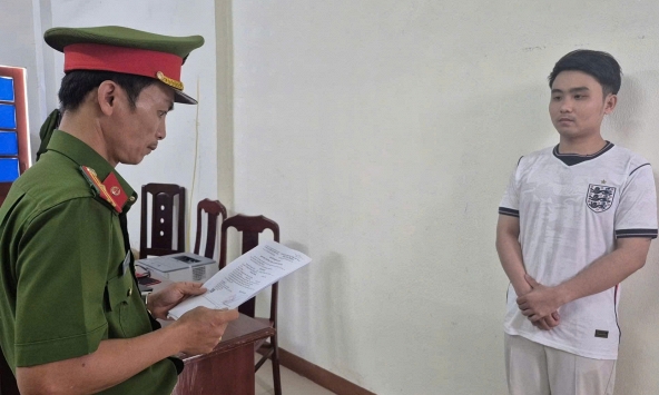 Ra quyết định tạm giữ hình sự nhân viên cửa hàng điện thoại Trần Bá Trường SN 2001
