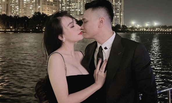 Sao nam Vbiz bươn chải làm nhân viên bán xăng dầu để nuôi em trai: Nay thành trùm BĐS, sống viên mãn bên vợ DJ nóng bỏng
