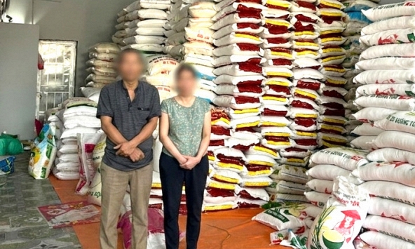 Thi hành lệnh bắt tạm giam bà chủ bán gạo Nguyễn Thị Yến SN 1971 và chồng