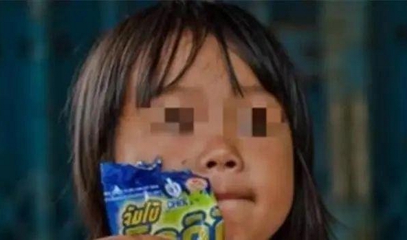 Bé gái 3 tuổi nuốt nhầm gói hút ẩm, bà nội với “2 quyết định dứt khoát” đã cứu cháu, bác sĩ khen xử lý rất chuyên nghiệp