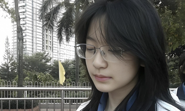 Chỉ còn 25 phút là hết thời gian làm bài thi đại học, một nữ sinh bất ngờ giơ tay: 'Thưa thầy, em xin đổi phiếu trả lời'