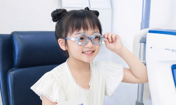 'Con cận sớm, tăng độ nhanh' - Vì sao mẹ Việt nên chọn hành trình chăm sóc thị lực thay vì 'đo lẻ & mua lẻ'?