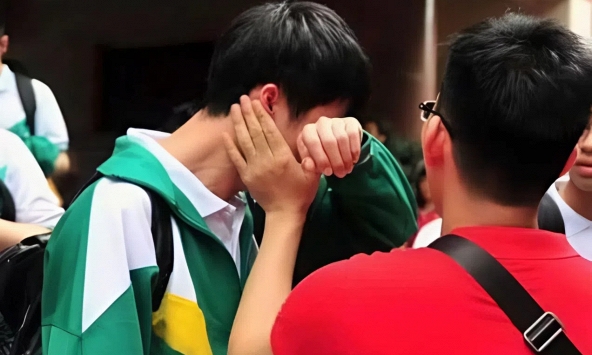 Mẹ mất từ nhỏ, cha qua đời trước kỳ thi đại học 1 ngày: Nam sinh bật khóc khi biết điểm số, giáo viên ngậm ngùi tiếc nuối một điều