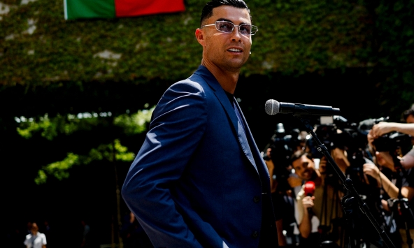 Ronaldo 41 tuổi diện vest bảnh bao, visual cực bảnh lên đường đến Mỹ, bước vào kỳ World Cup thứ 6 lịch sử