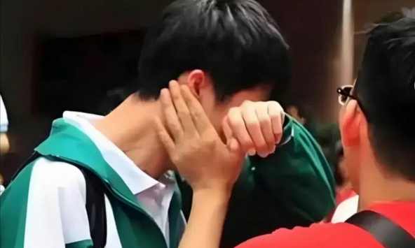 Nam sinh đỗ ĐH danh tiếng được gia đình mở tiệc ăn mừng, mấy ngày sau đòi thi lại, thừa nhận: “Trường rất tốt nhưng vẫn thấy hụt hẫng”