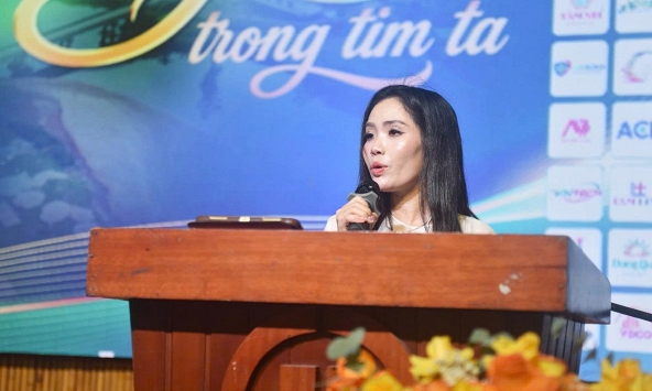 Nhà báo Minh Thu bán đấu gia tranh gây quỹ từ thiện tại Quảng Ngãi