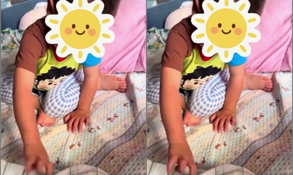Clip em bé vừa vật vã khóc lóc vừa vuốt tay xuống đệm vì 'thèm' chơi điện thoại khiến các mẹ phải giật mình sợ hãi