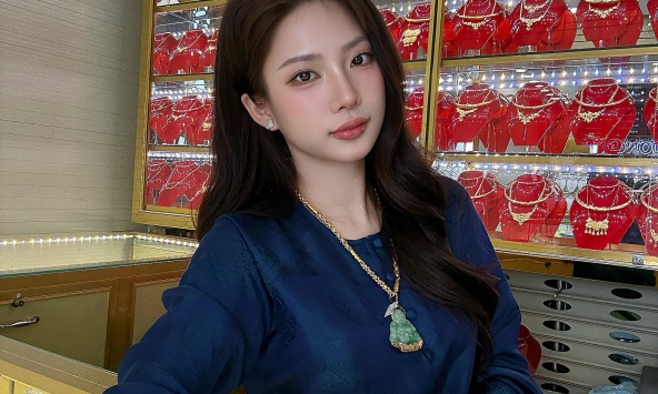 Cô chủ tiệm vàng 'gây sốt' với nhan sắc đỉnh cao, chẳng thua kém gì bất cứ hot girl đình đám nào ở thời điểm hiện tại