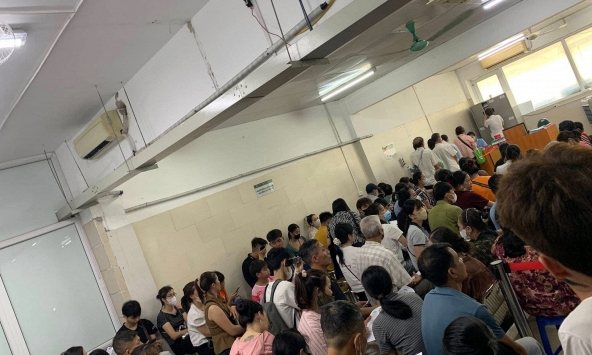 Từ bức ảnh dòng người xếp hàng 'như nêm' chờ khám trong bệnh viện, tôi mới hiểu thế nào là sự giàu có