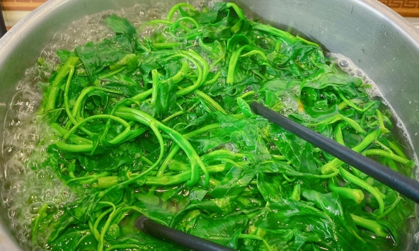 Luộc rau nên đậy hay mở nắp nồi? Đơn giản thế mà nhiều người vẫn sai
