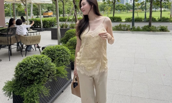 Mỹ nhân showbiz mang bầu 7 tháng mà không ai biết, lên đồ sành điệu như gái còn son