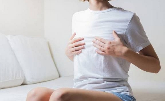Nhiều phụ nữ bất ngờ thấy buồn bã khi chạm vào đầu ngực, bác sĩ lý giải hiện tượng khiến nhiều phụ nữ tưởng mình có vấn đề tâm lý