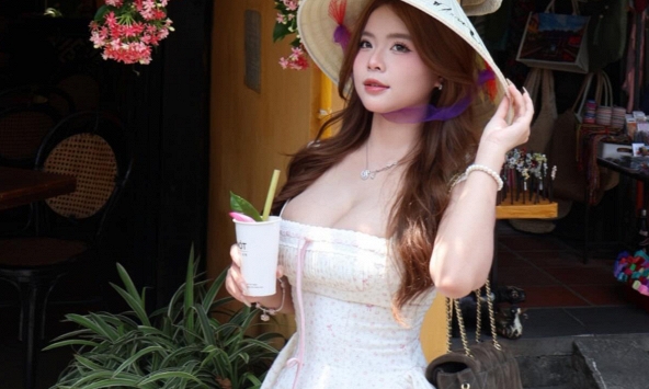 Phổ cổ Hội An đầy thơ mộng, càng cuốn hút hơn khi có hot girl xinh đẹp này xuất hiện