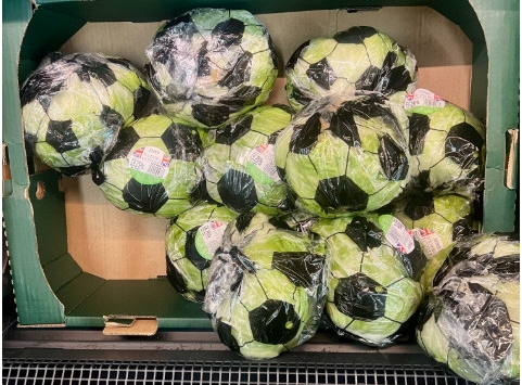 Xà lách cuộn hình bóng đá ở siêu thị giá 30 nghìn đang viral: Nhiều người mua vì tinh thần World Cup quá!