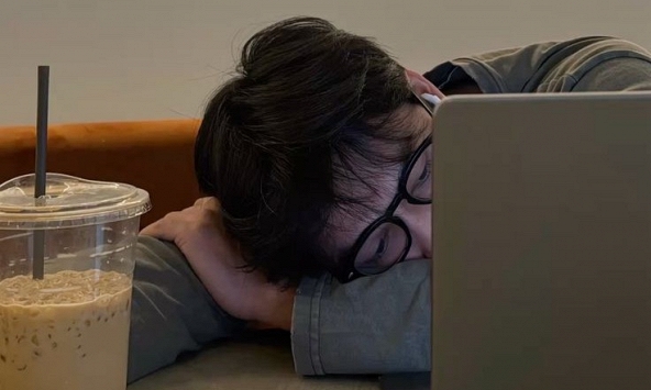 Các bác sĩ nói thẳng: Người hay ngồi lâu trong phòng điều hòa phải sửa ngay 4 thói quen, kẻo 'hối không kịp'