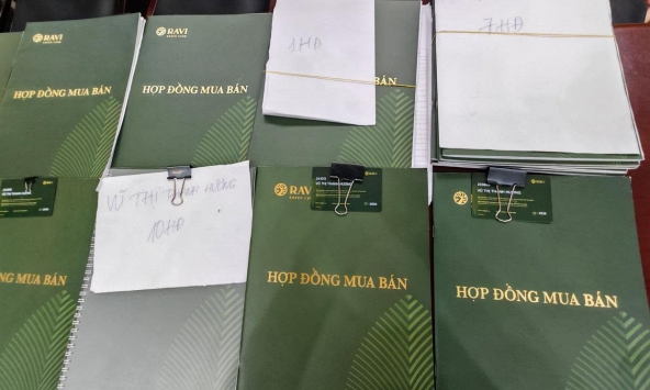 Cận cảnh những tập hợp đồng mua bán kỳ nghỉ khiến 493 người mất hơn 181 tỷ đồng