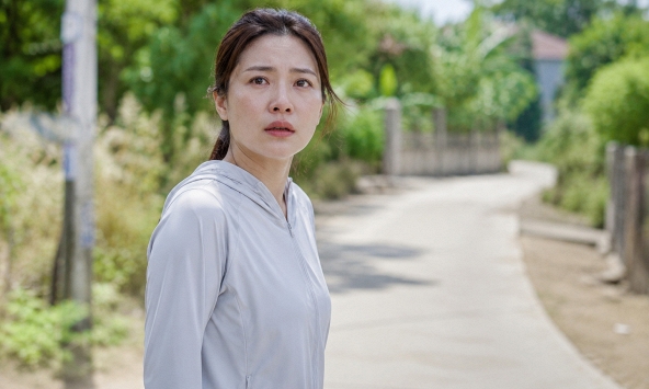 Chồng tuần nào cũng đòi về thăm con đang nghỉ hè ở quê, vợ lén theo dõi thì phát hiện sự thật bẽ bàng