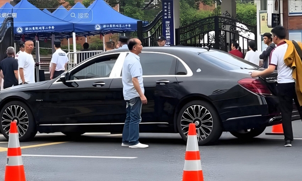 Nam sinh đi thi đại học bằng xe Maybach sau 2 năm giờ ra sao?