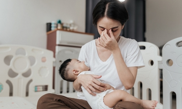Vì sao các bà mẹ lần đầu sinh con dễ bị trầm cảm? Các nhà khoa học đã tìm ra câu trả lời, làm mẹ không hề dễ dàng