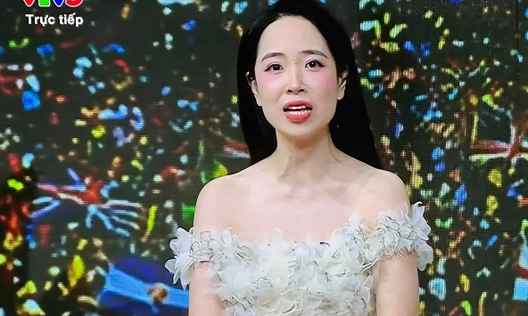 BTV Nhung Anh bị chê bình luận bóng đá mà mặc đồ như dự dạ hội, là ai?