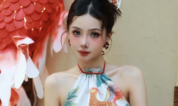 Đẳng cấp coser Việt: một tay bế con, một tay biến hình vẫn khiến người xem phải ngỡ ngàng, mê đắm