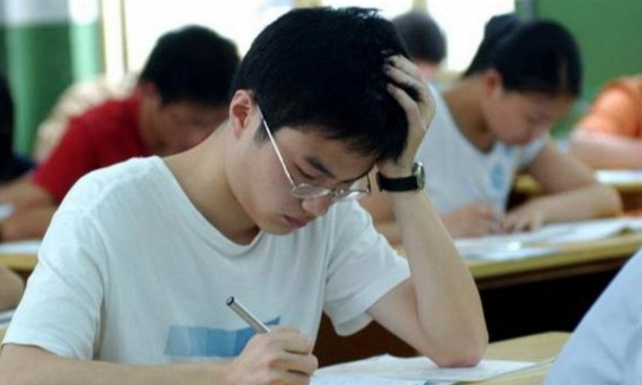 Nam sinh tưởng trượt ĐH vì môn Toán điểm cực thấp, nào ngờ hiệu trưởng xem bài thi lập tức đặc cách tuyển thẳng: “Em đã được nhận!”
