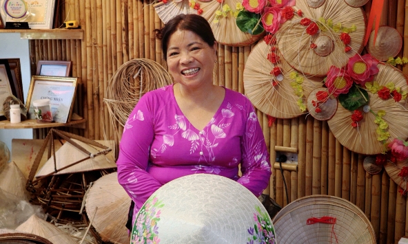 Nghệ nhân Tạ Thu Hương và hành trình đưa nghề làm nón lá Làng Chuông đến với du khách quốc tế