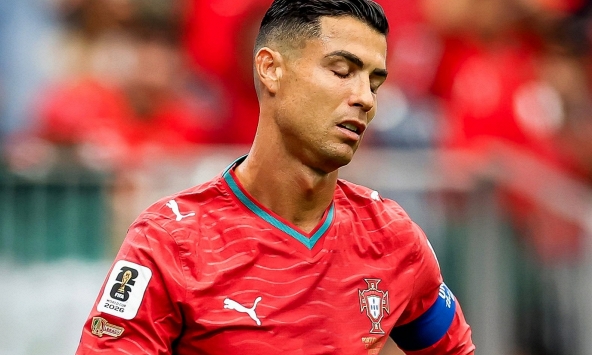 Những con số không thể tin được của Ronaldo: 3 cú sút, 0 trúng đích, chạm bóng ít kỷ lục
