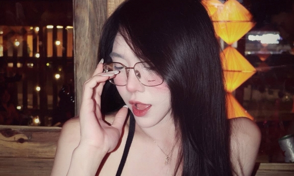 Ngẫu hứng 'bắt cam' trên bàn nhậu, cô nàng hot girl cho ra đời ngay một bộ ảnh siêu phẩm