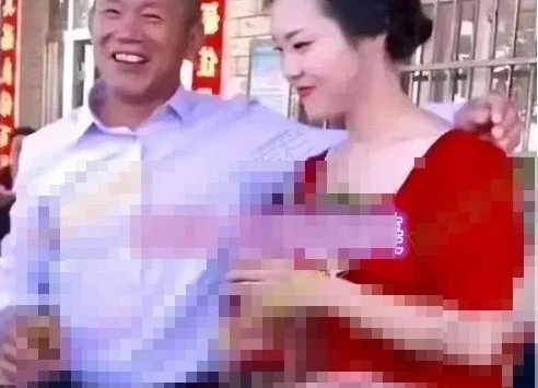 Người đàn ông quyết cưới nữ nhân viên kém 30 tuổi, hành động với cha cô dâu khiến cả đám cưới chết lặng