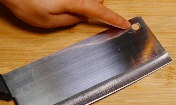 Tại sao trên dao thường xuất hiện lỗ tròn?