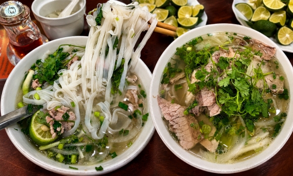 Ăn phở suốt cả tuần không biết chán, cô gái Trung Quốc vẫn 'tấm tắc khó hiểu', đến khúc vắt chanh thì netizen đồng loạt vào 'nhắc nhẹ'