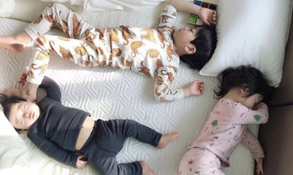 Đừng giả vờ ngủ nữa, không hiệu quả đâu: Đây mới là cách 'bách thắng' để dỗ ngủ em bé của mẹ!