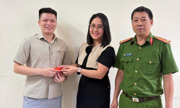 Phát hiện hộp màu đỏ có 2 nhẫn vàng trước cửa siêu thị, công an mời một người đàn ông lên xác minh