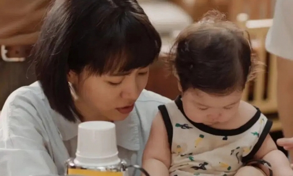 Sau vụ bê bối tã bỉm, nhiều cha mẹ ở Trung Quốc đang cảm thấy như “bầu trời sụp đổ”