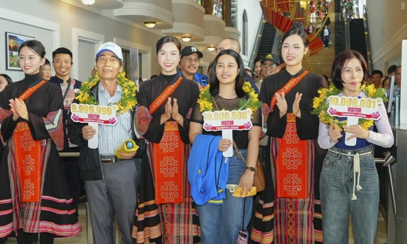 Vị khách thứ 10 triệu tại Fansipan nhận phần quà trị giá hơn 20 triệu đồng