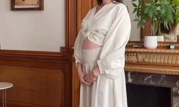 Anne Hathaway thông báo mang thai con thứ 3 ở tuổi 43