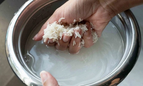 Có nhất thiết phải vo gạo trước khi nấu không? Bác sĩ cảnh báo 4 sai lầm khi vo gạo vừa bẩn vừa hại