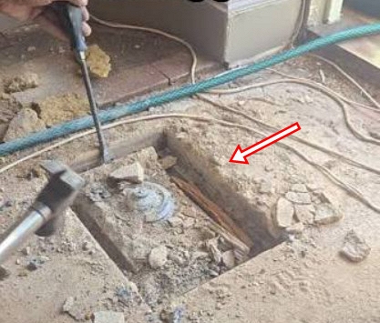 Kéo sợi dây lạ nhô lên từ nền nhà, người thợ không ngờ thứ xuất hiện sau đó trị giá hơn 70 tỷ đồng
