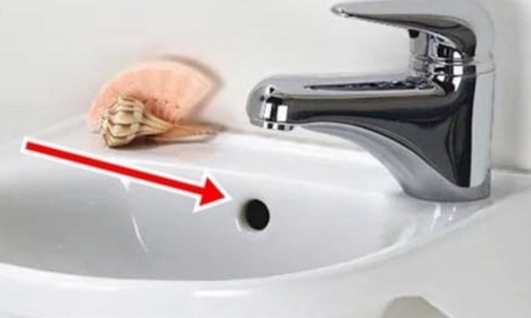 Tại sao ở bồn rửa thường có 1 lỗ nhỏ?